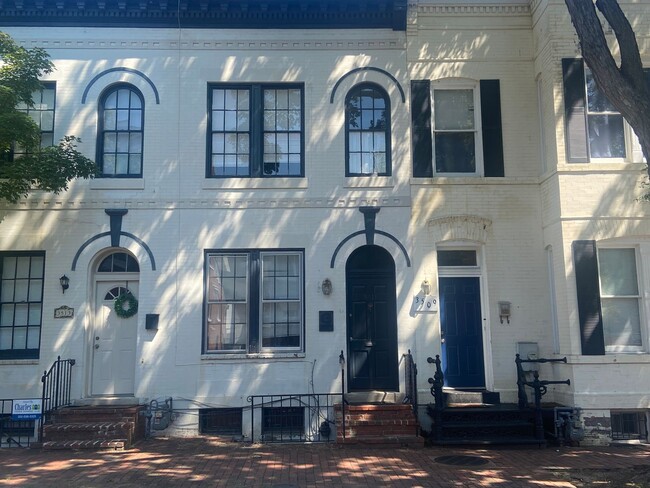 Renovated Georgetown Rowhouse Just Steps A... - Renovated Georgetown Rowhouse Just Steps A...