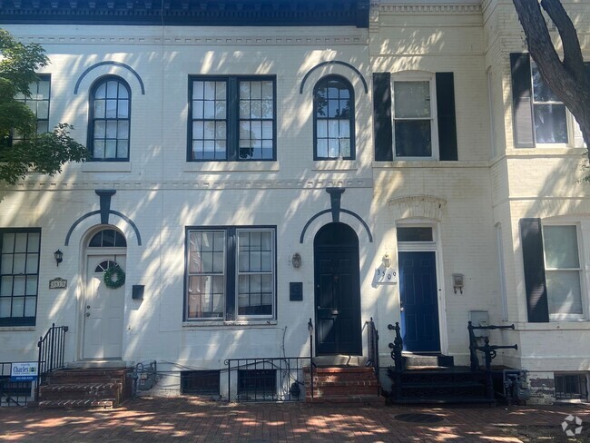 Building Photo - Renovated Georgetown Rowhouse Just Steps A...