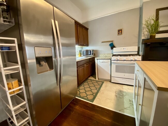 Photo - 841 Vedado Way NE