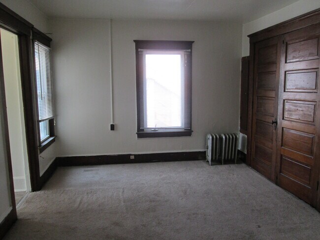 719 W CROSS ST.