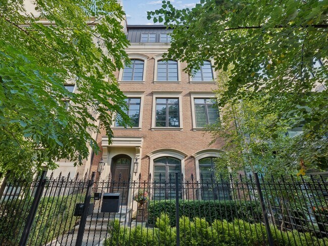 441 W Deming Pl