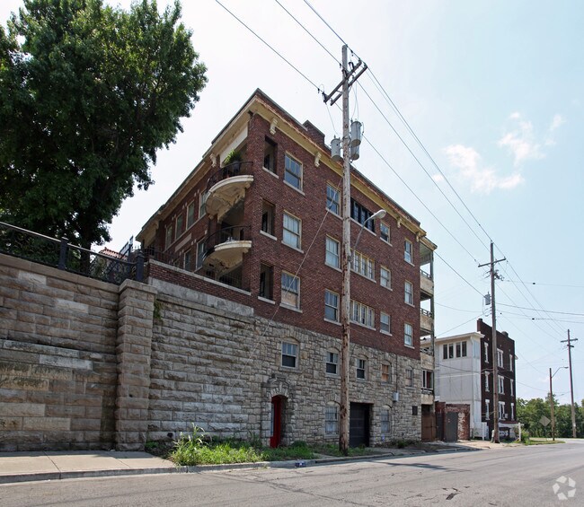 Photo - 300 Gladstone Blvd Apartments
