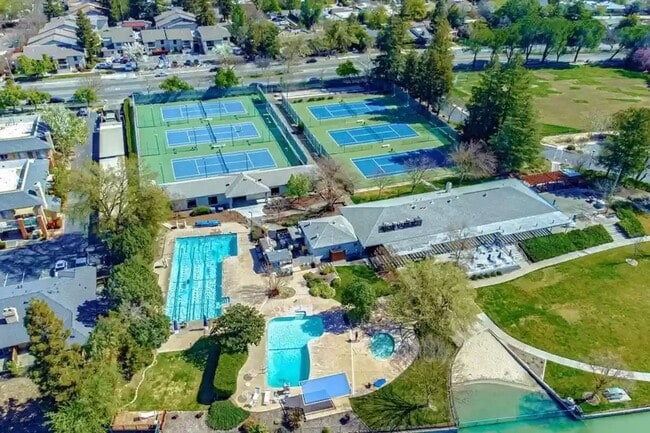 Building Photo - 861 Lake Terrace Cir