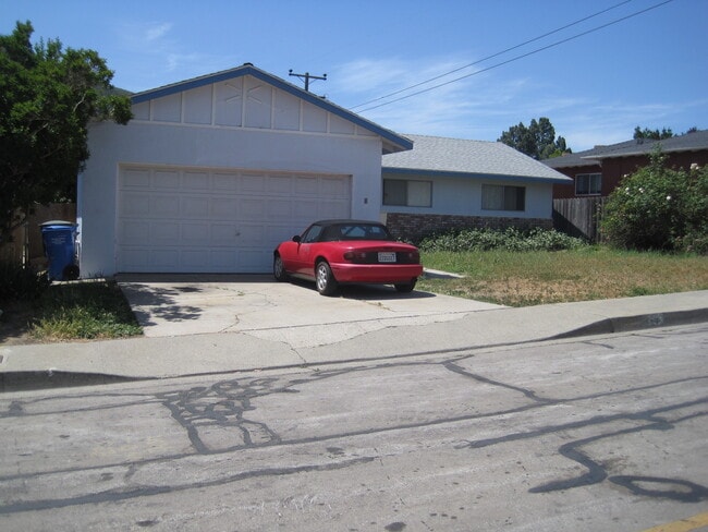 Photo - 4 bed 3 baths! House ideally located close to campus, shopping, Bishop Peak