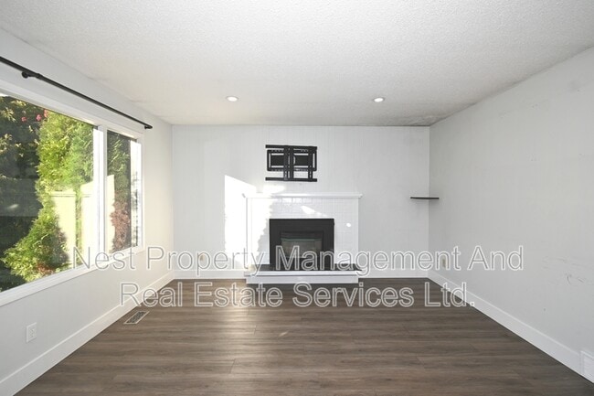 Building Photo - 282 Clarke Crescent Unit A