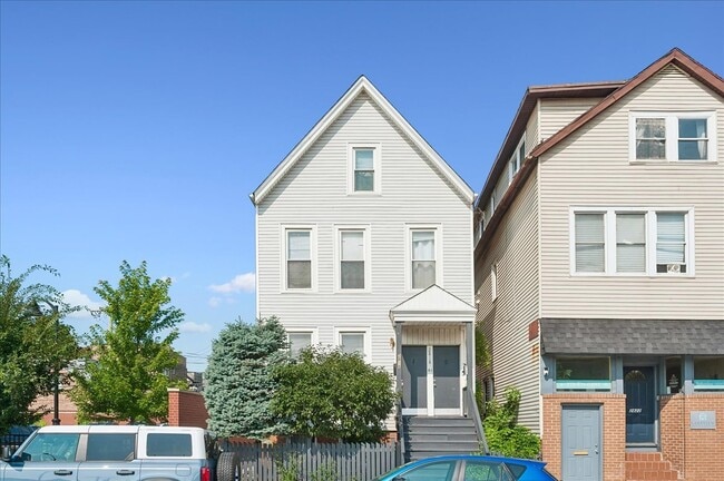 Building Photo - 2818 N Ashland Ave Unit 1