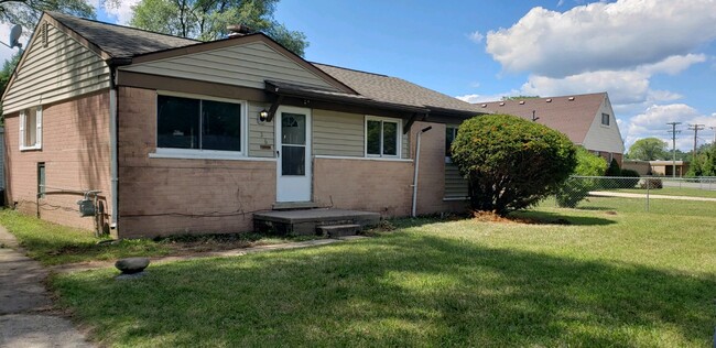 Building Photo - 656 Oswego Ave