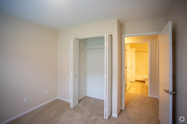 2BR, 1BA - 963 SF - Hermitage Hills Apartments