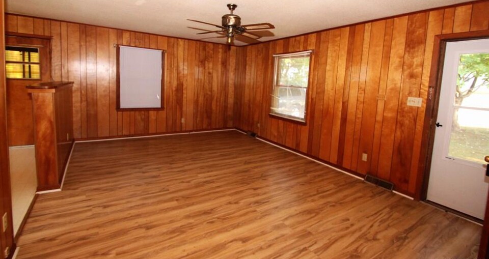 Photo - 302 Wilkes Dr