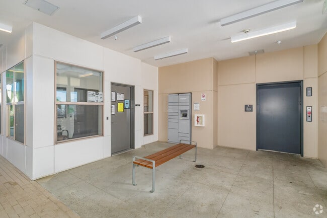 Lobby - Main St Plaza