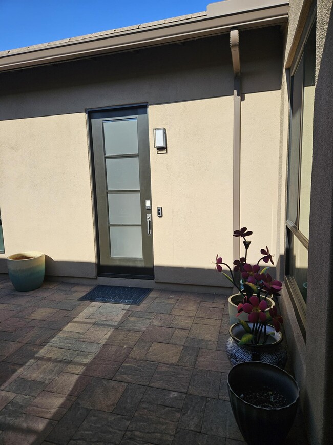 Entrada privada - 1332 E La Mirada Dr