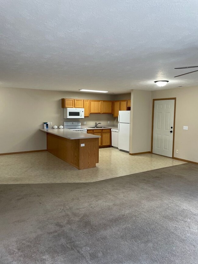 Building Photo - 1420 E Redwood Blvd