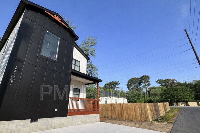 Photo - 1121 Zeigler St