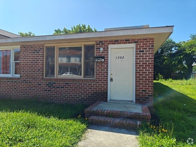 Building Photo - 2 bedroom home