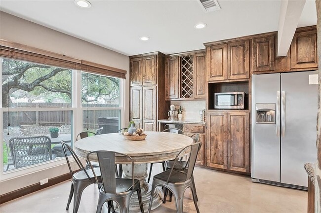 Photo - 901 Oakcrest Cir