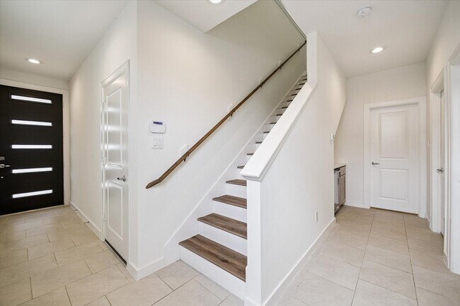 Photo - 1117 Highland Square Ln