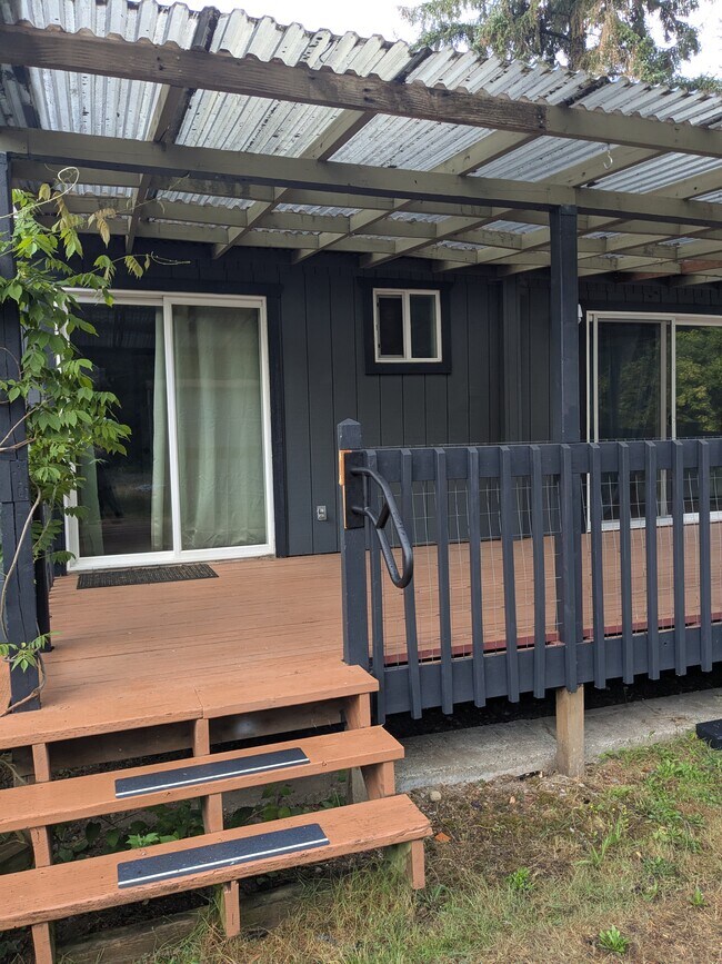 Deck off bedrooms - 1871 SE Van Skiver Rd Casa