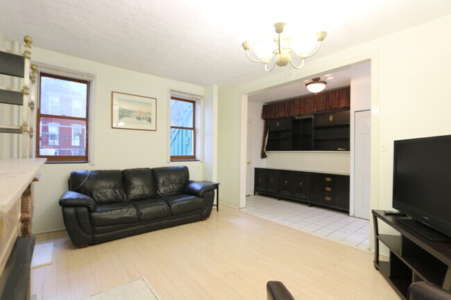 Photo - 907 S Loomis St Unidad GRD