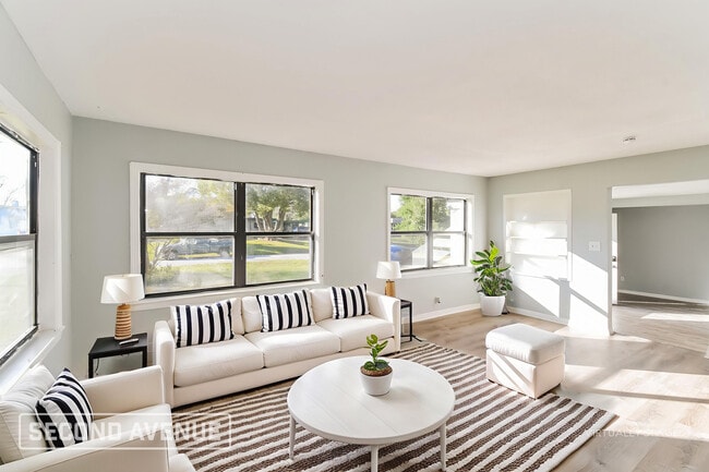 Photo - 7333 Roslyn Rd