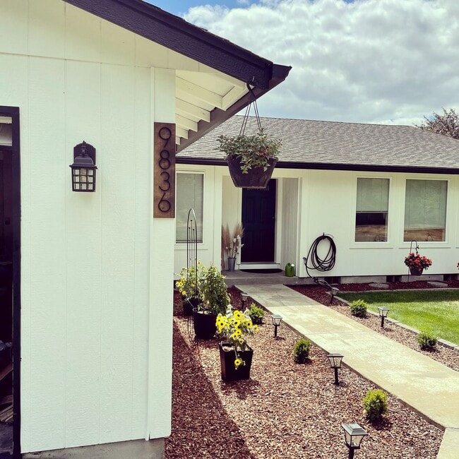 Building Photo - Charming 4-Bedroom with Open Floor Plan & ...