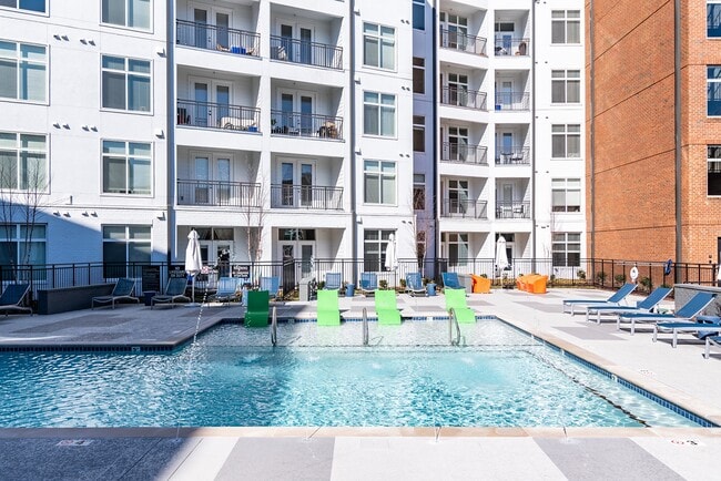 Resort-style Swimming pool with Tanning Ledge and Expansive Sundeck