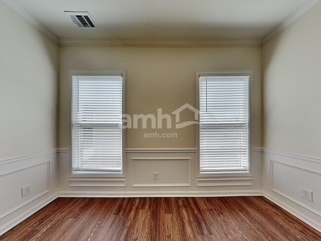 Photo - 1152 Balvaird Dr SE