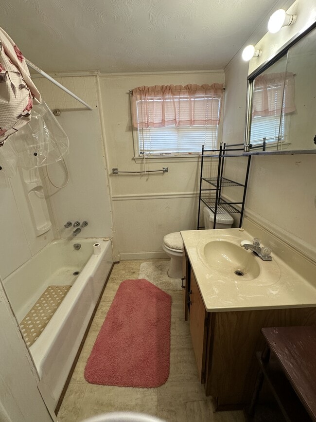 Photo - 7992 Reynolda Rd