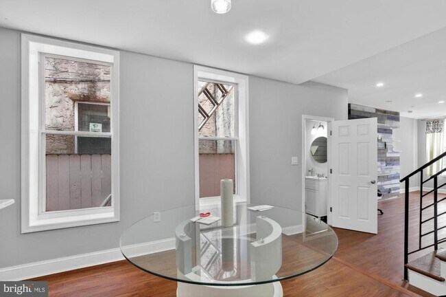 Photo - 2319 E Somerset St