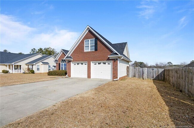 Photo - 825 Coathill St