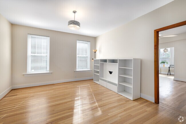 2E 3BR, 1BA - 1,300SF - Living Room - 6273 Delmar Blvd