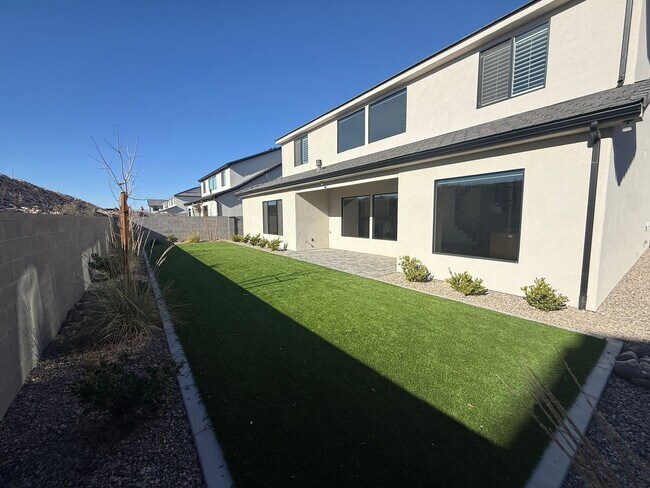 Photo - Gorgeous 5 bed 3.5 bath in Desert Canyons