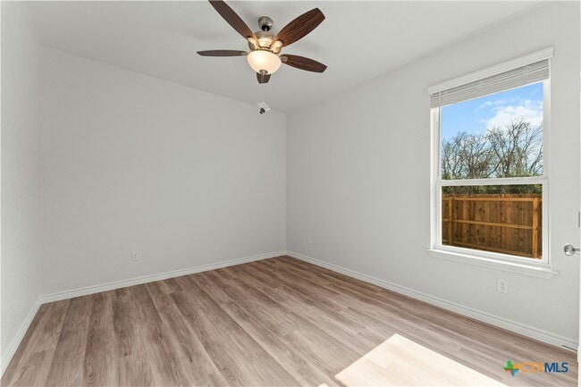 Building Photo - 1118 B Zora Dr