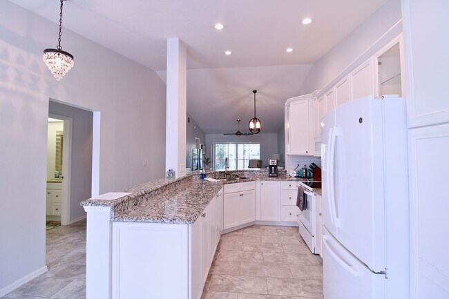 Photo - FURNISHED LONG TERM OR SEASONAL RENTAL WAL... Unidad 202