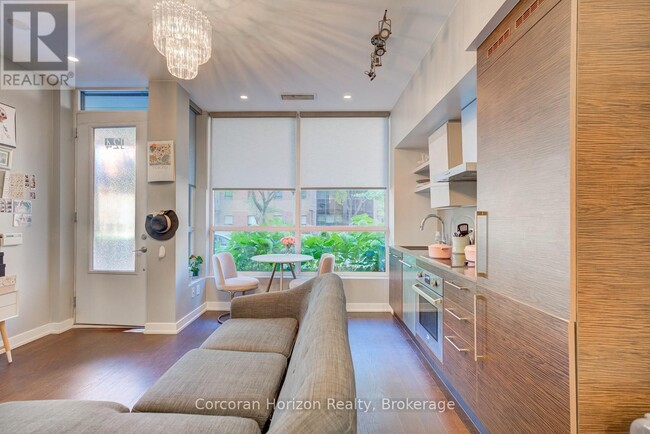 Photo - 1030 King St W Unité 124