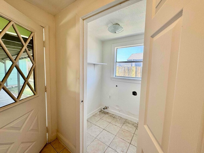 Photo - 610 Fenfield Ave