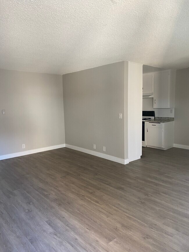 Photo - 5361 Russell Ave