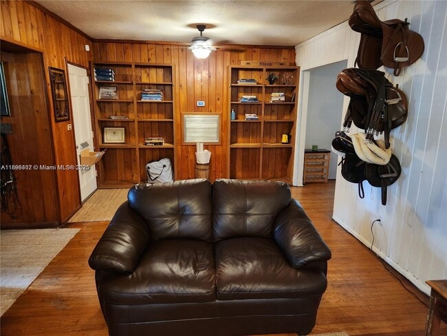 Photo - 217 Iroquois St