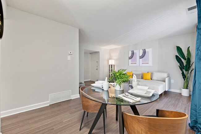 Dining area - Colonial Apartments