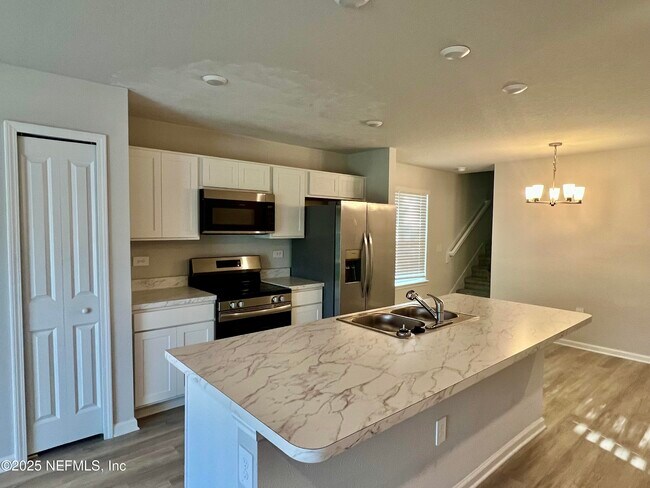 Photo - 845 Hartshill Pl