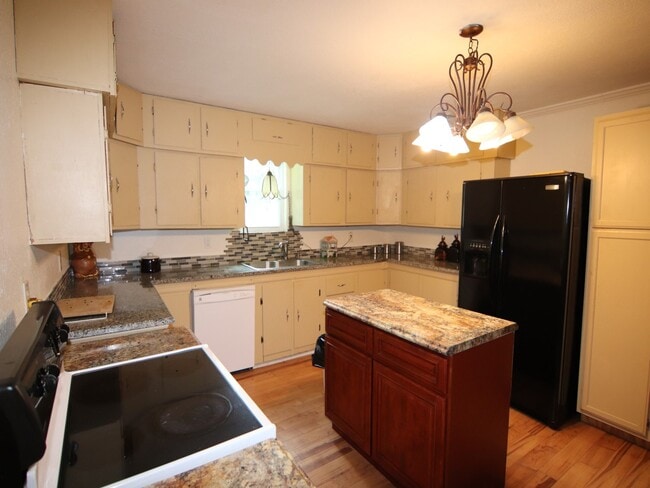 Photo - 1190 Alred St