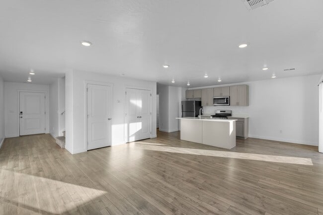 Building Photo - Comfortable and Spacious 4-Bedroom Townhom...