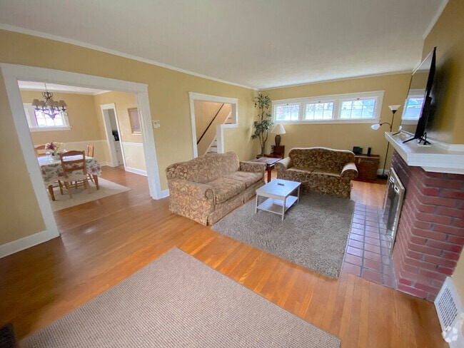 Building Photo - 1611 Maple Rd Rental