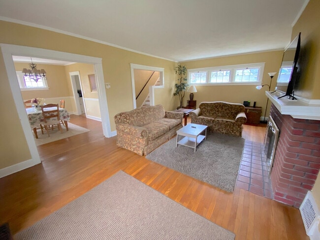 Building Photo - 1611 Maple Rd Rental
