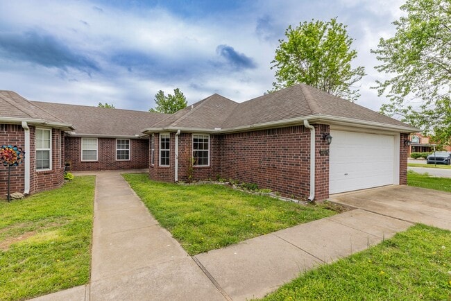 Building Photo - ***255 B ravenwood Blvd***