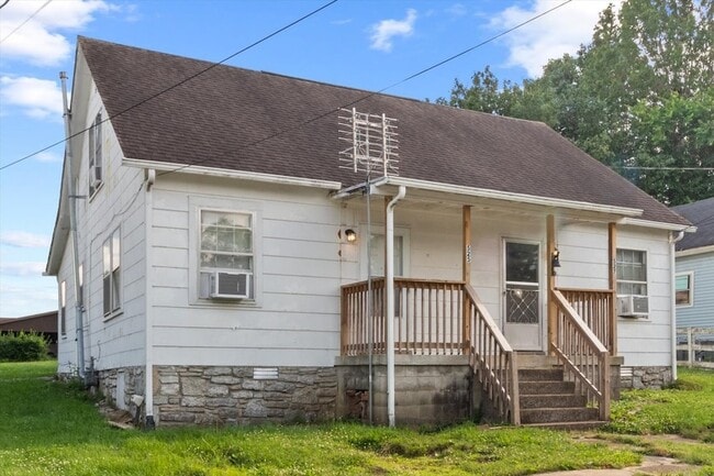 Photo - 527 Maple St