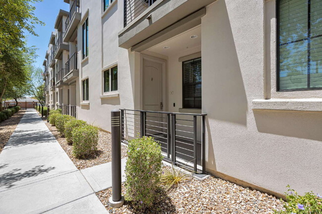 Building Photo - Sophisticated Camelback Corridor Tri-Level Townhome now available!