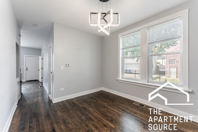 Building Photo - 1922 N Wilmot Ave Unit 1R