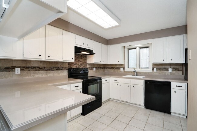 Photo - 340 Twykingham Pl