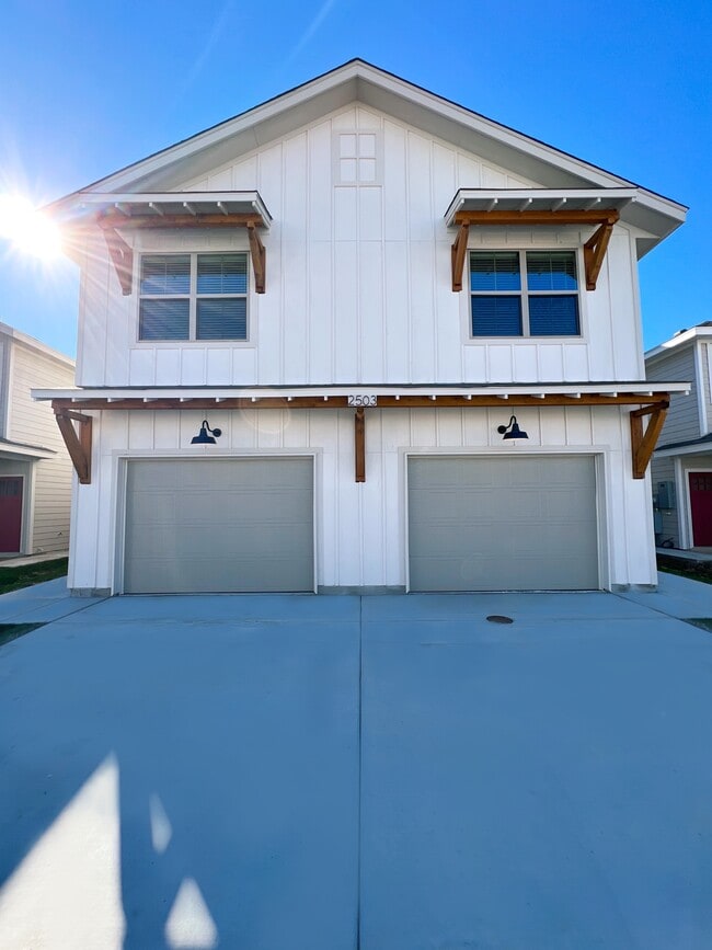 Building Photo - 2503 Lynwood Bnd Unit #101 Rental
