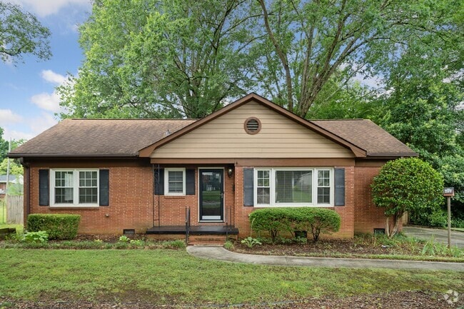 Building Photo - 1818 Woodland Dr Rental